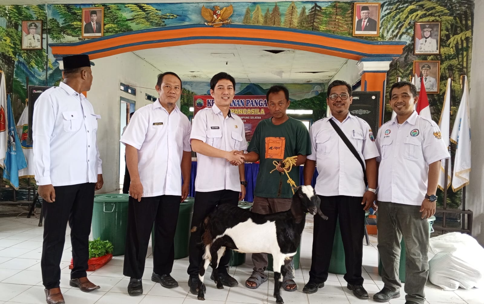 Desa Pancasila Bagikan 18 Ekor Kambing Untuk Program Ketahanan Pangan Desa 