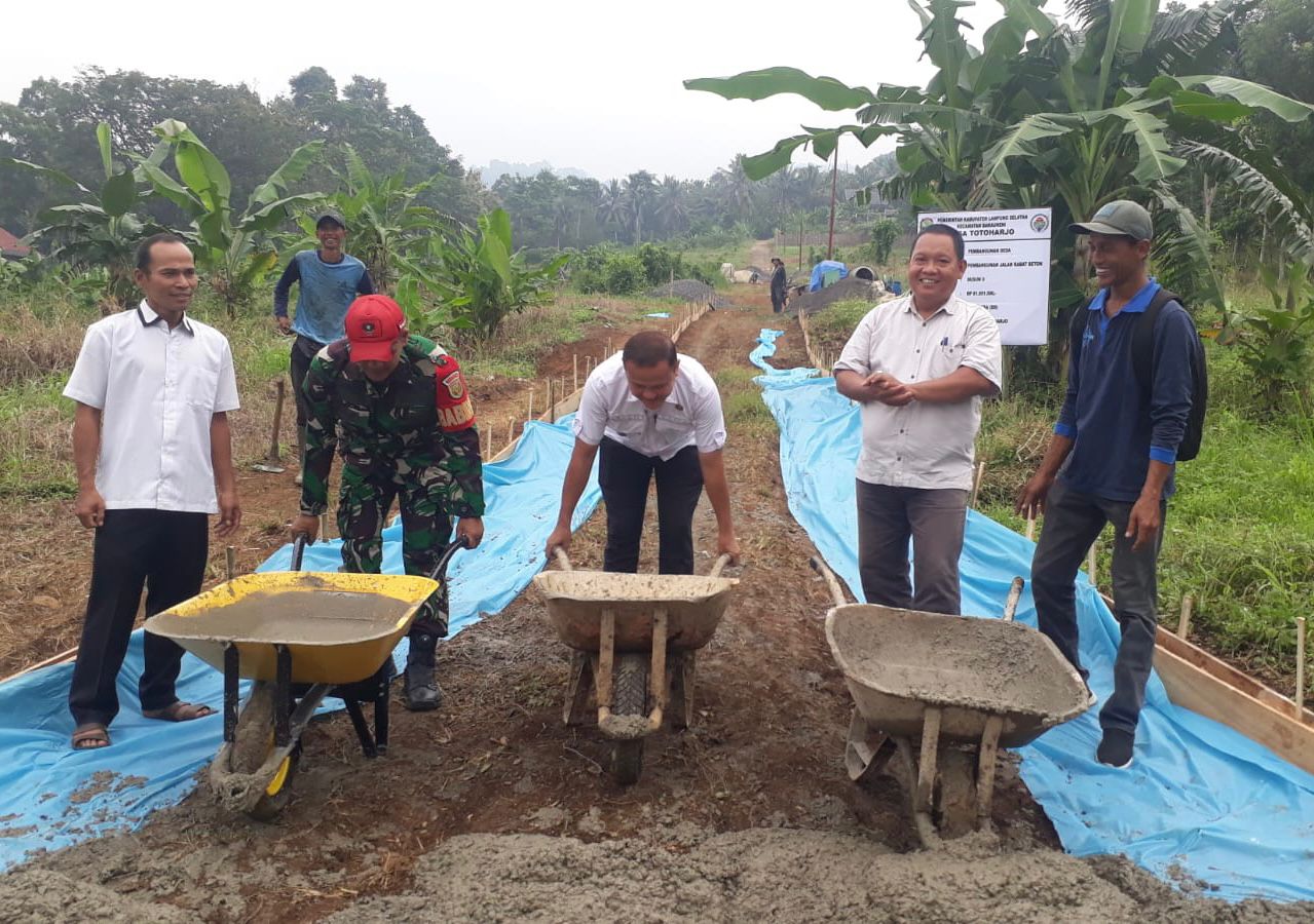 Buktikan Komitmen, Pemdes Totoharjo Bangun Jalan Beton di Lingkar Dusun