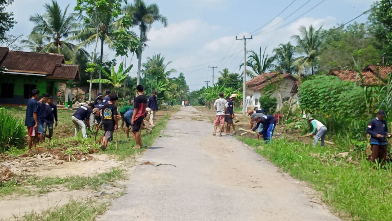 Gotong-royong jadi Rutinintas Karang Taruna Kasita