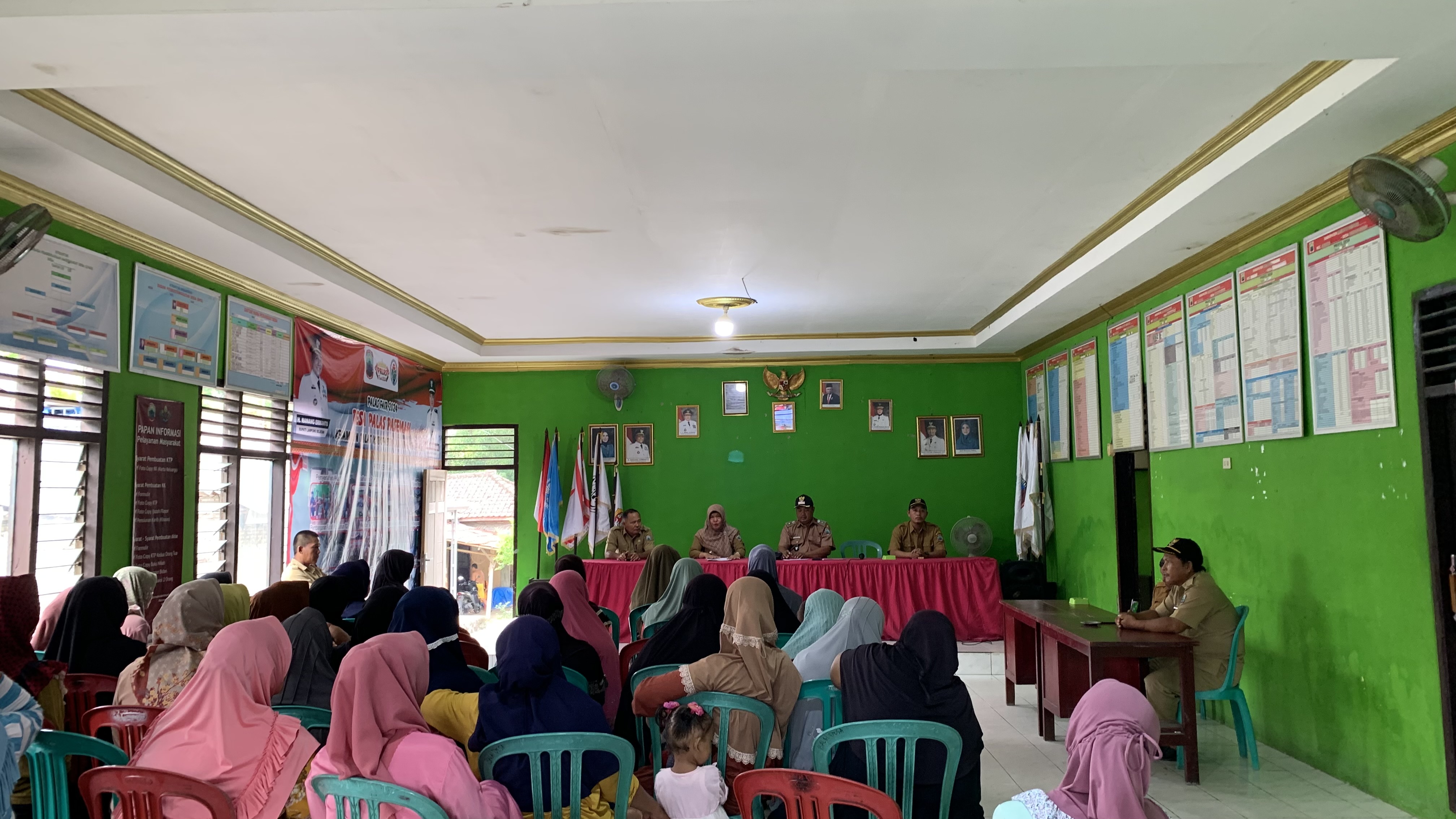 Memanas Sebab Pengurangan KPM Bapanas, Emak-emak Geruduk Kantor Desa Palas Pasemah 