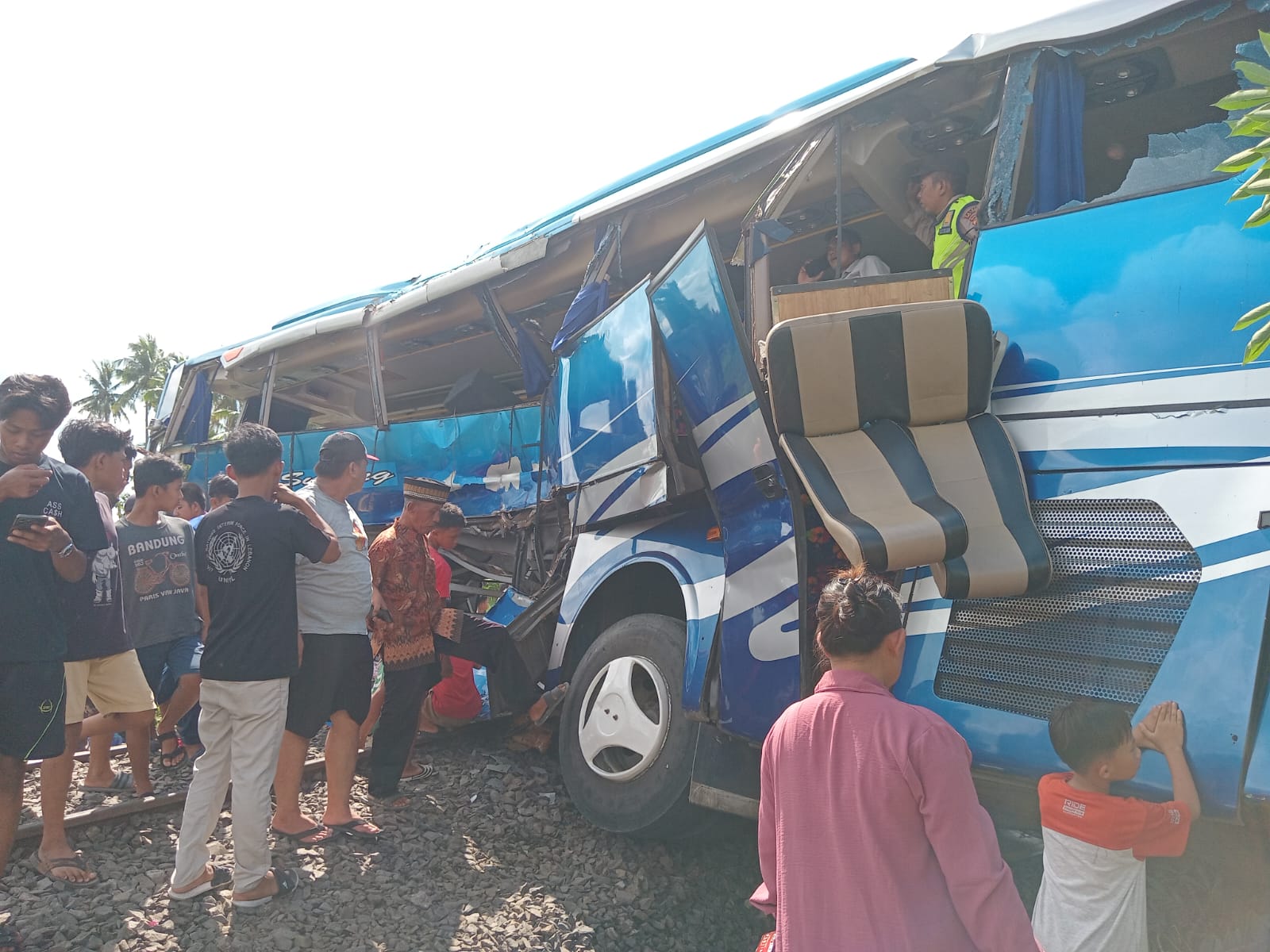 Bus Penumpang Bertabrakan dengan Kereta Api di Martapura OKU Timur, Tiga  Korban Dilaporkan Tewas