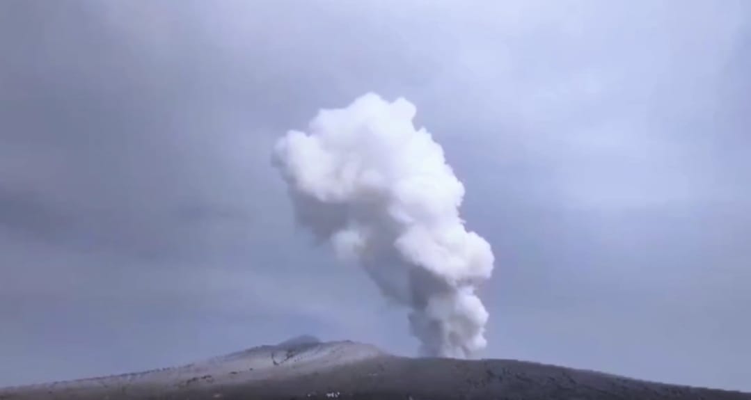 Status Siaga, Gunung Anak Krakatau Kembali Muntahkan Abu Vulkanik Ketinggian 2000 Meter