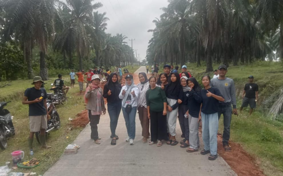 Terjun Bersama Masyarakat Ketua DPRD Lampung Selatan Gotong Royong Benahi Pasilitas Publik di Rejosari 