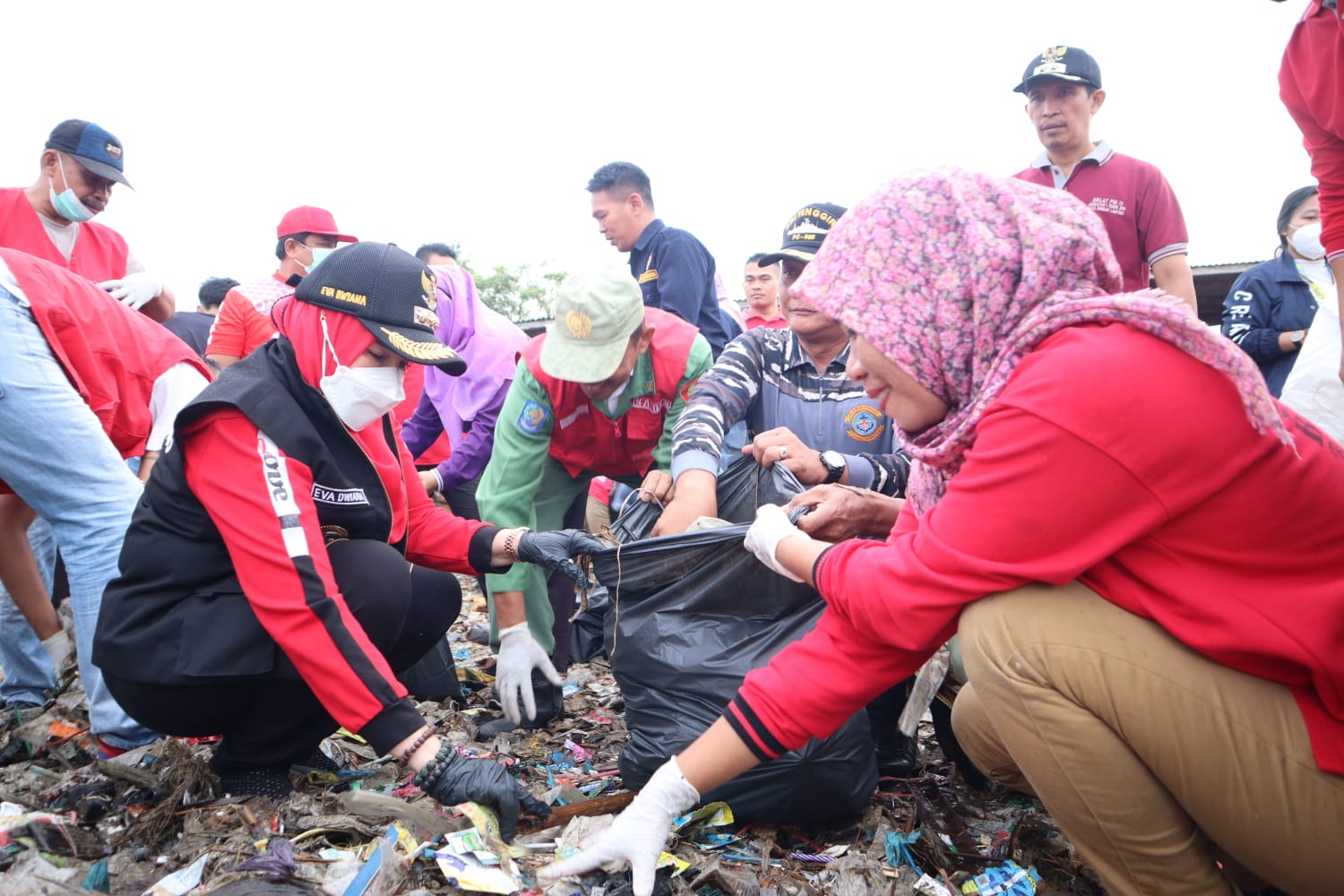 Walikota Eva Dwiana Bersama Ribuan Petugas dan Masyarakat Semangat Bersihkan Sampah Pantai