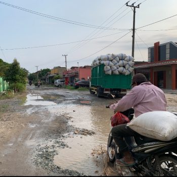 Jalan di Wilayah Barat Jadi Akses Utama, Tapi Kok Rusaknya Makin Parah