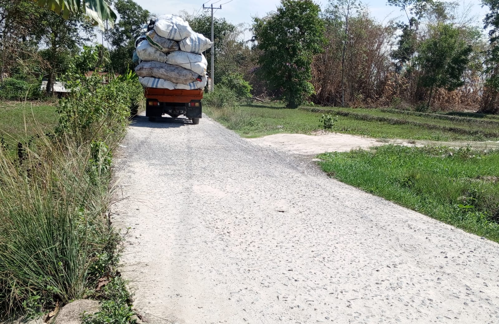 Lapor Pak Mentri Desa, Infrastruktur Jalan Dari Dana Desa di Branti Raya Dibangun Asal Jadi
