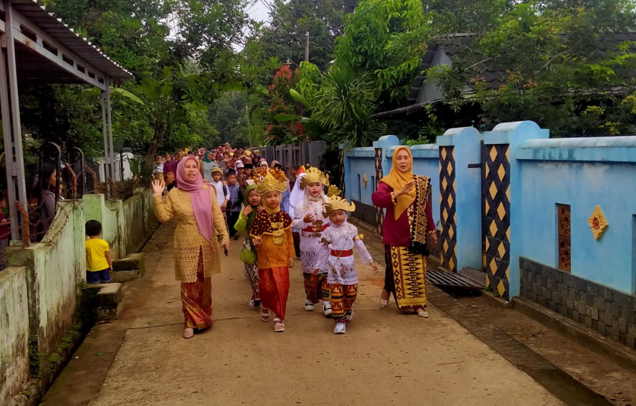 Peringati Hari Pendidikan Nasional, SDN 1 Natar Gelar Upacara dan Keliling Desa Kenakan Pakaian Adat