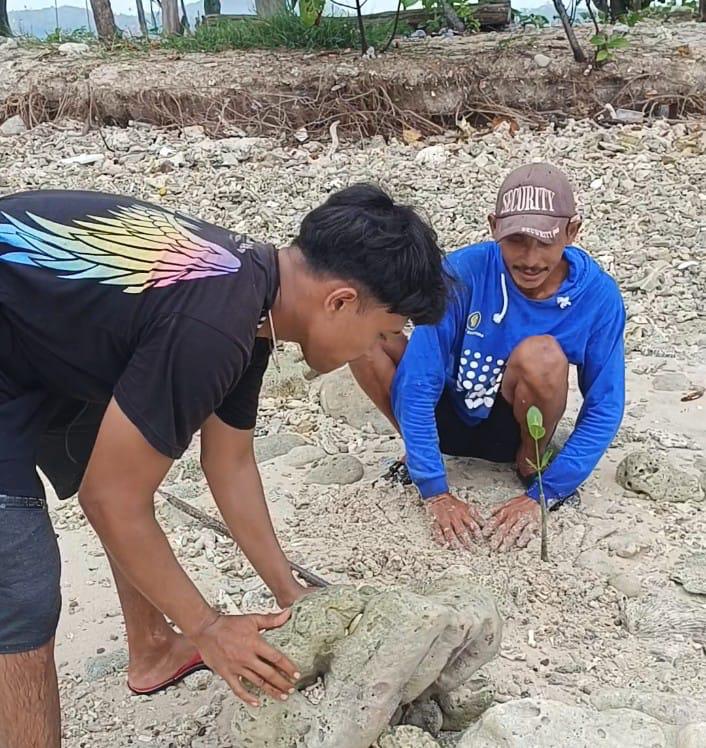 Penggiat Wisata - Masyarakat Kolaborasi Tanam Pohon di Pulau Kelapa 