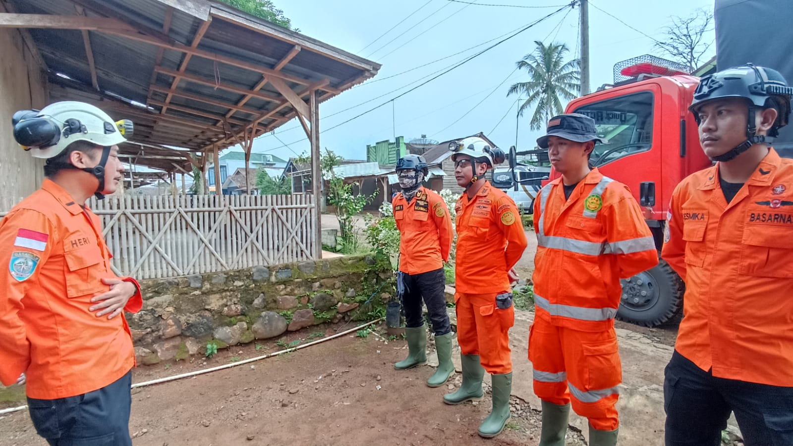 Satu Orang Tertimbun Tanah Longsor di Kecamatan Air Naningan Tanggamus, Tim SAR Gabungan Lakukan Pencarian 