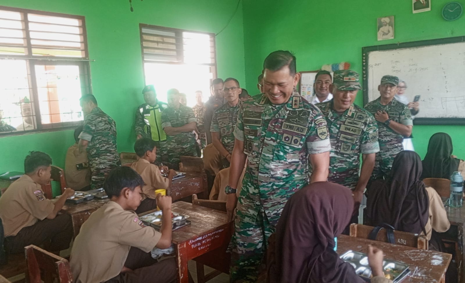 Pangdam XXI/Radin Intan Meninjau Proses Makan Gizi Gratis di SMPN 5 Natar