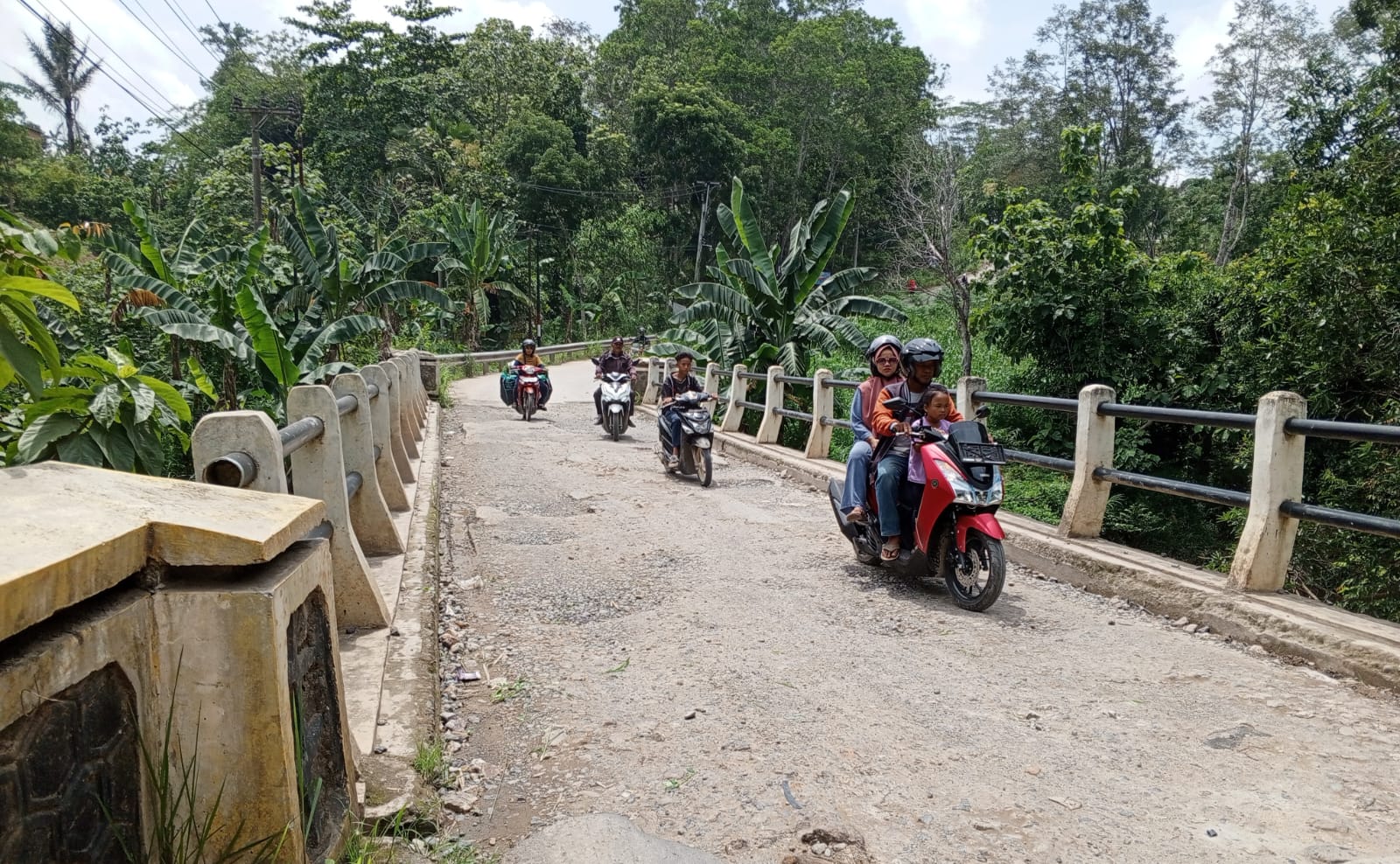 Ada Pembiaran Bertahun-tahun oleh Dinas PU, Jalan Diatas Jembatan Tegal Lega Penghubung Natar-Jati Agung Rusak