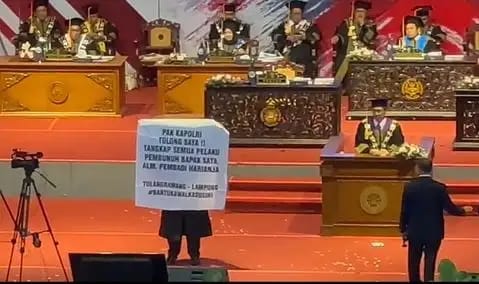 Minta Kapolri Usut Tuntas Kasus Pembunuhan Ayahnya, Mahasiswa Asal Lampung Bentangkan Sepanduk Saat Wisuda 