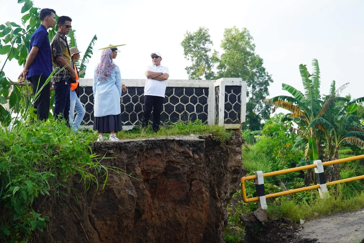 Tinjau Jembatan Ambrol, Wabup Syaiful: Secepatnya Kita Persiapan Langkah Jangka Pendek