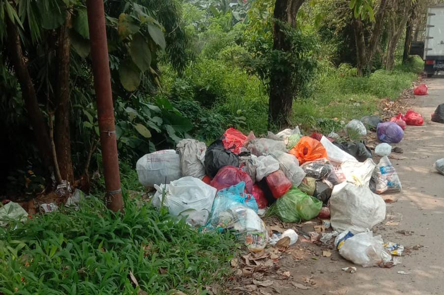 Ada Sampah Menumpuk di Jalur Utama Metro Pusat