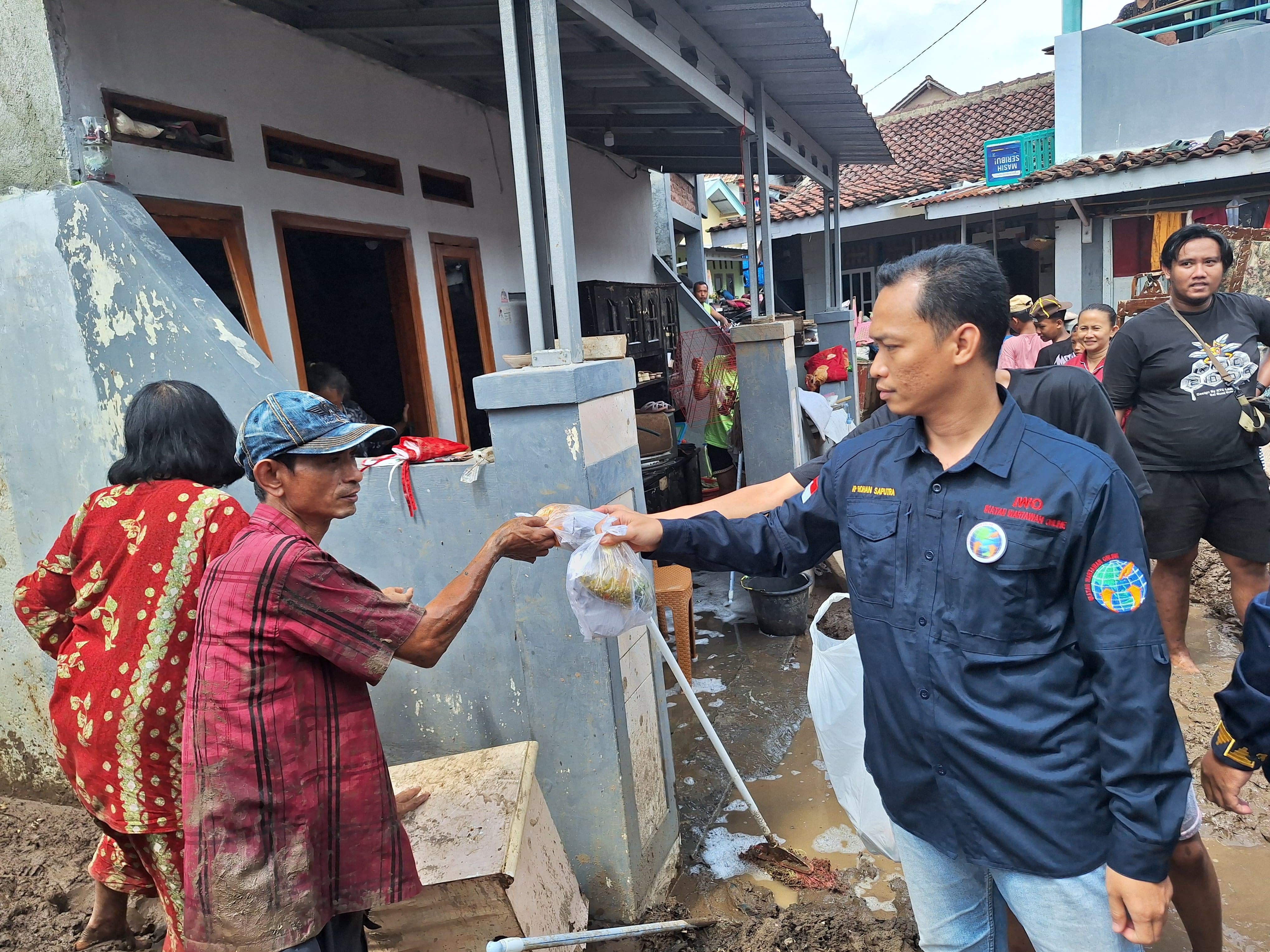 IWO Lampung Gerak Cepat Salurkan Bantuan ke Warga Terdampak Banjir