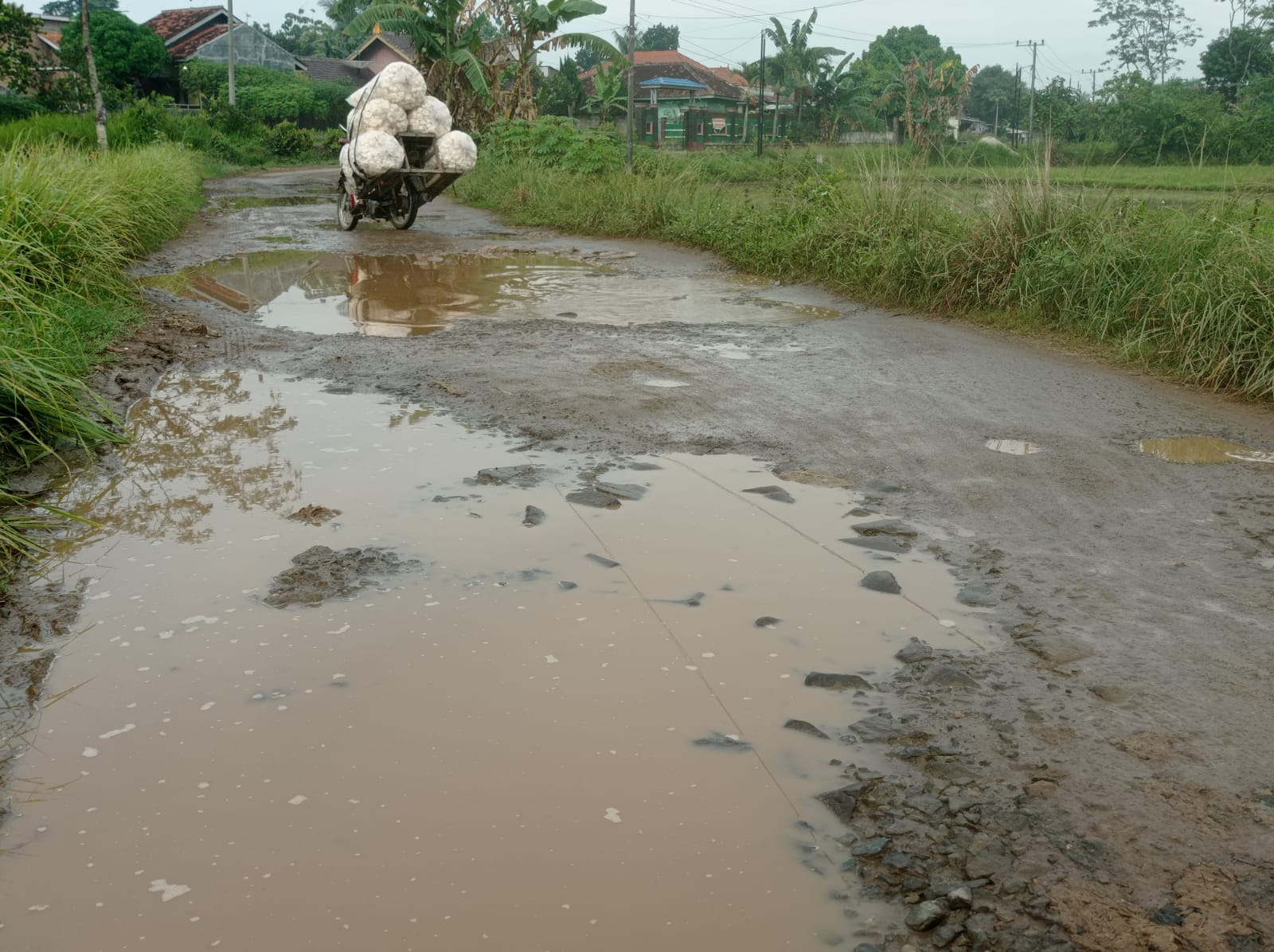 Jalur Penghubung Natar-Bandarlampung Memprihatinkan