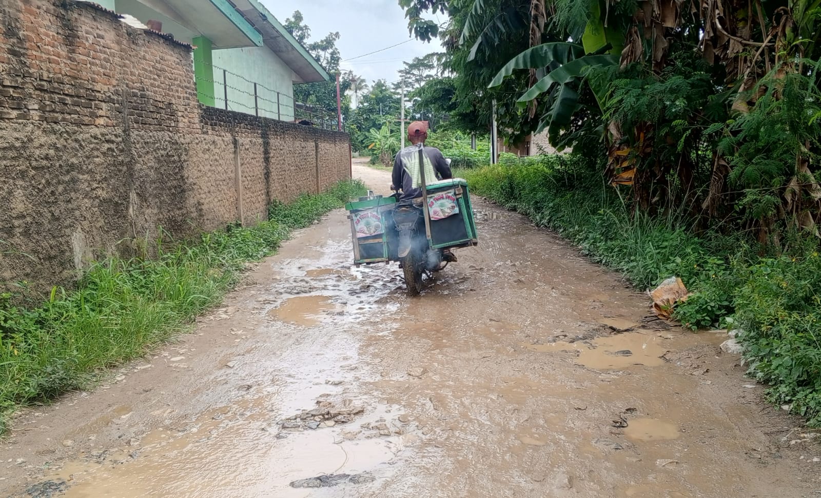 8 Tahun Menjabat, Bupati Nanang Tidak Mampu Benahi Jalan Rusak di Tegah Ibu Kota Kecamatan Natar 