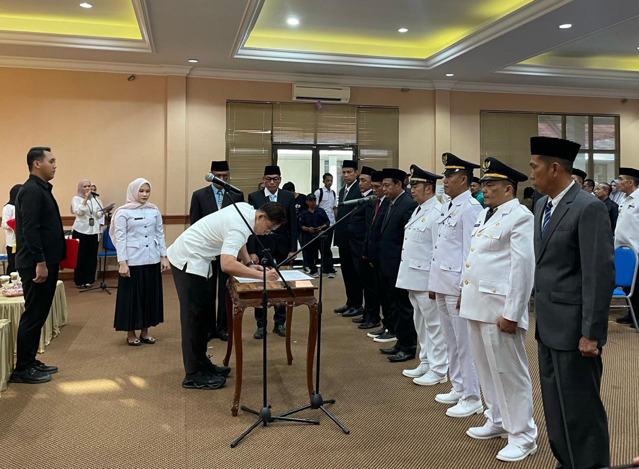 Lantik Delapan Pejabat, Bupati Egi: Kerja Dengan Hati dan Layani Masyarakat