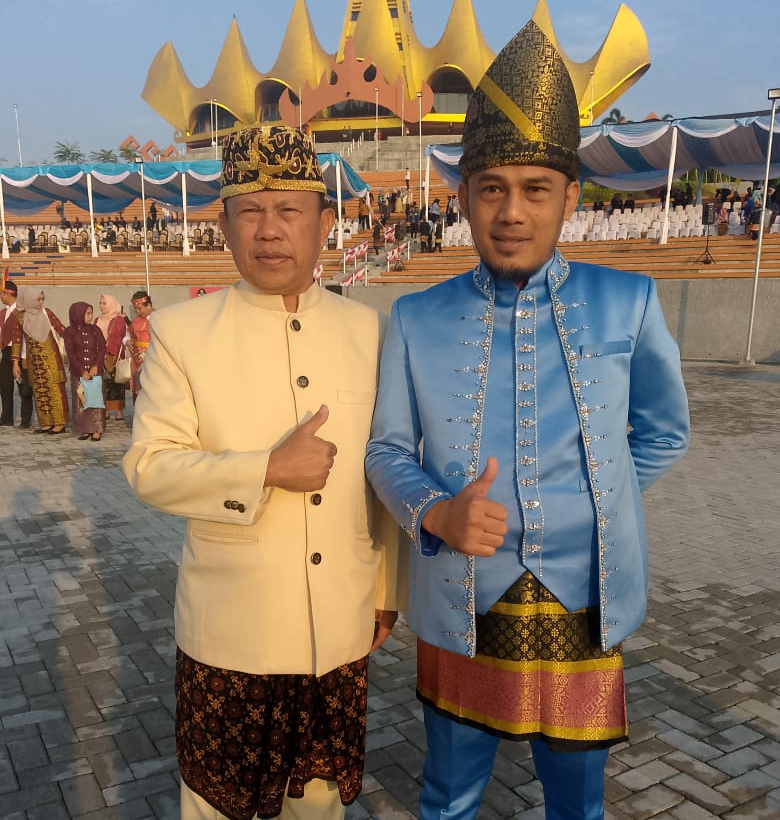 Hadiri Upacara HUT RI ke-80 di Manara Siger Bakauheni, Kades di Kecamatan Natar Kenakan Pakaian Adat 