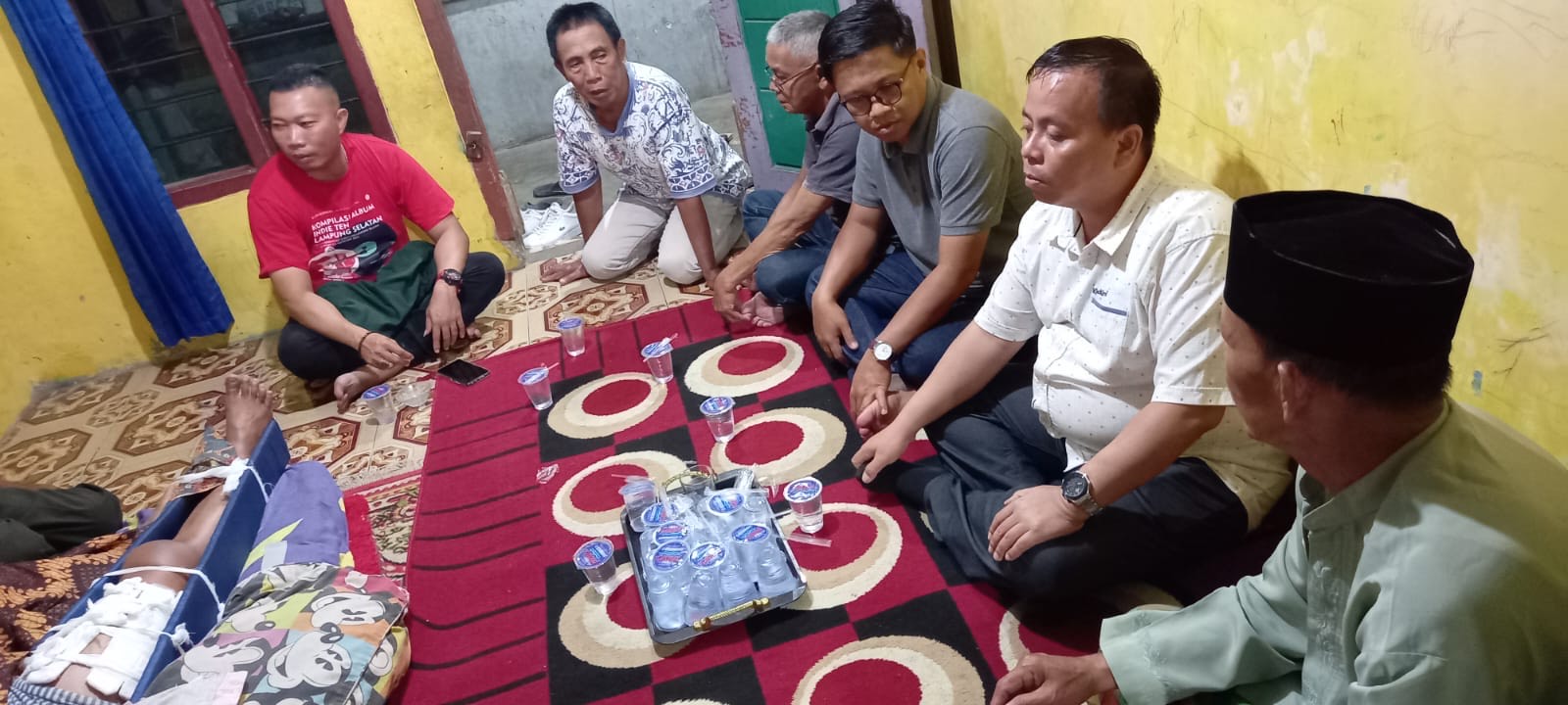 Pemkab Santuni Korban Pohon Tumbang