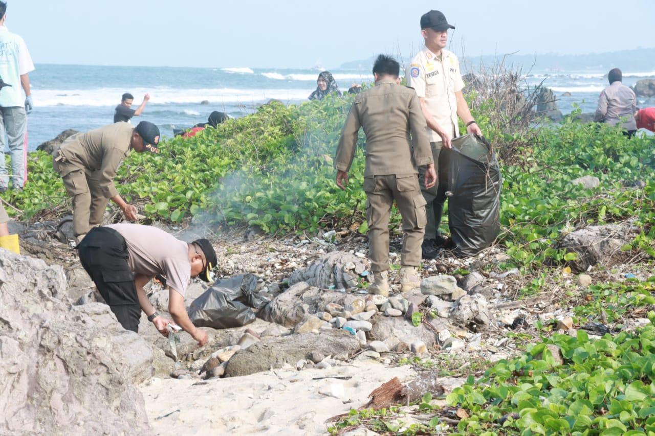 Jaga Kebersihan Pantai dari Sampah Plastik