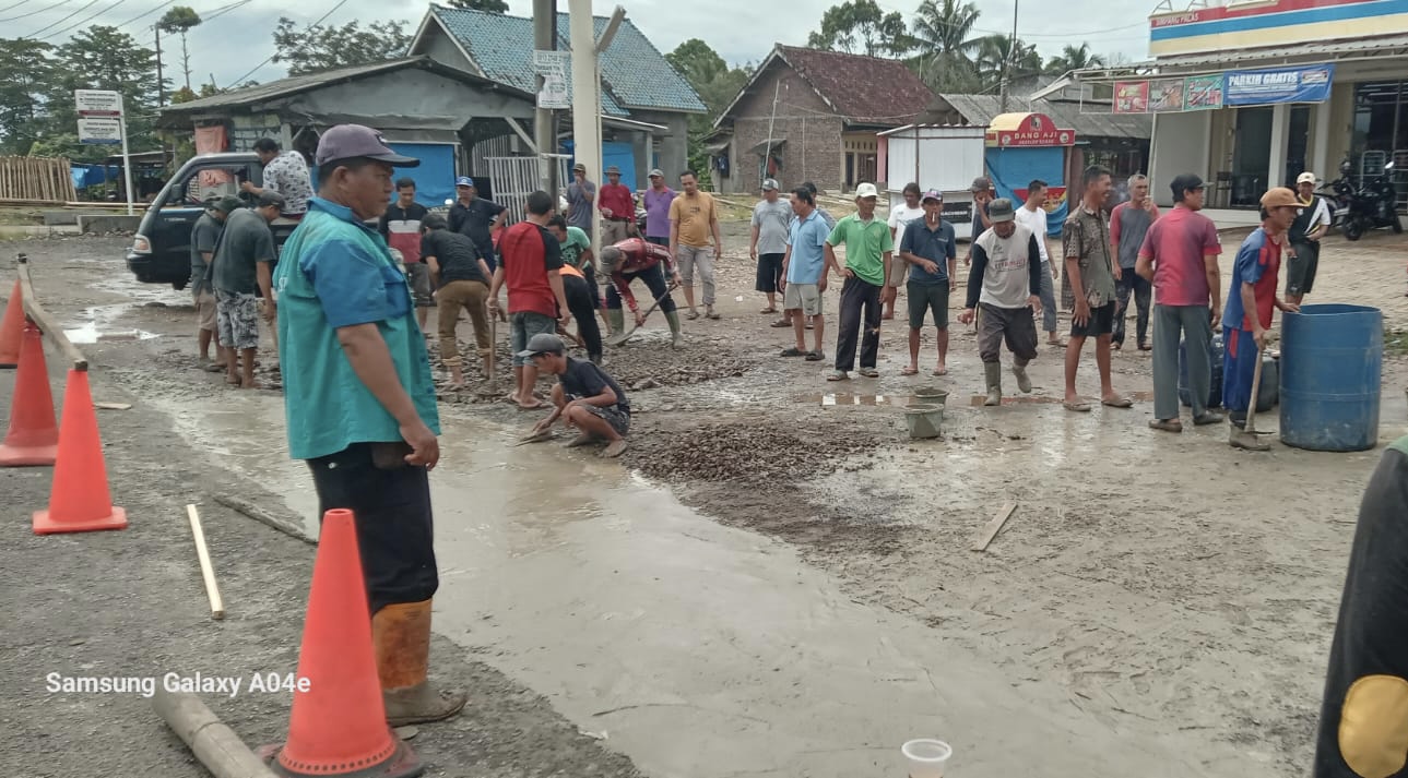 Pemdes Bersama Masyarakat Desa Kekiling Cor Jalinsum yang Berlubang