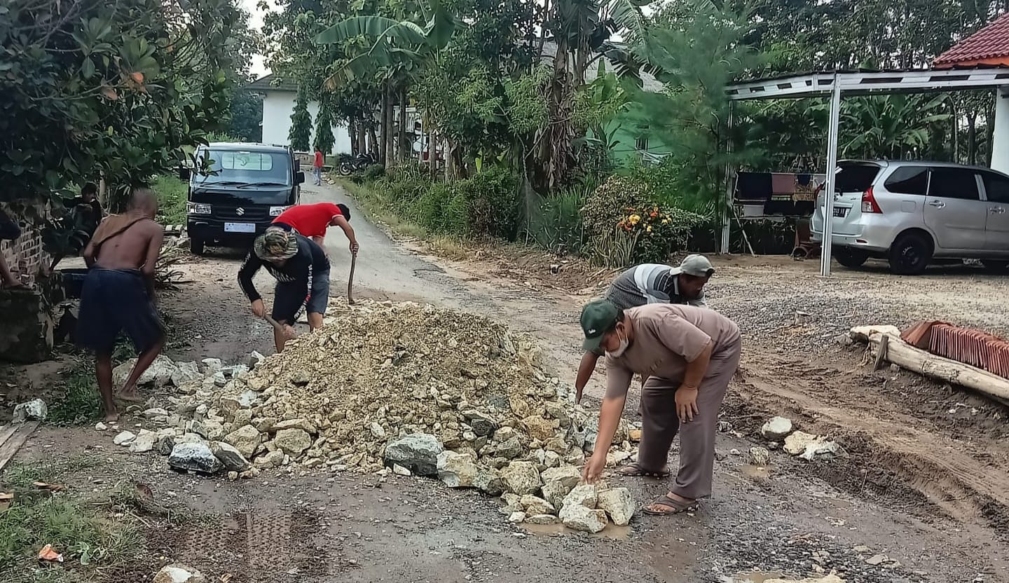 Jalan Rusak Milik Pemkab Dibenahi Warga 