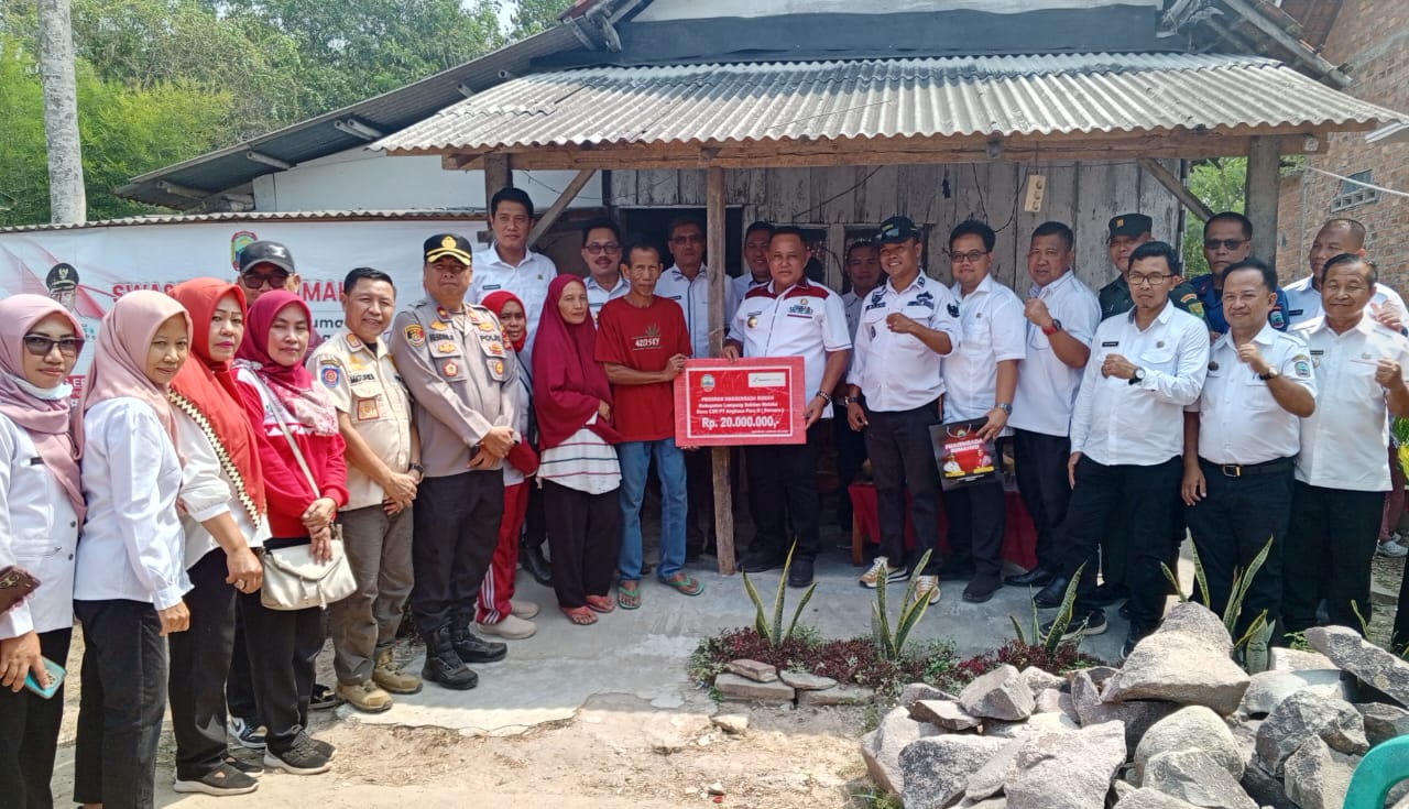 Tuntaskan Kemiskinan Ekstrim, Bupati Lamsel Kembali Serahkan Bantuan Bedah Rumah di Kecamatan Natar 