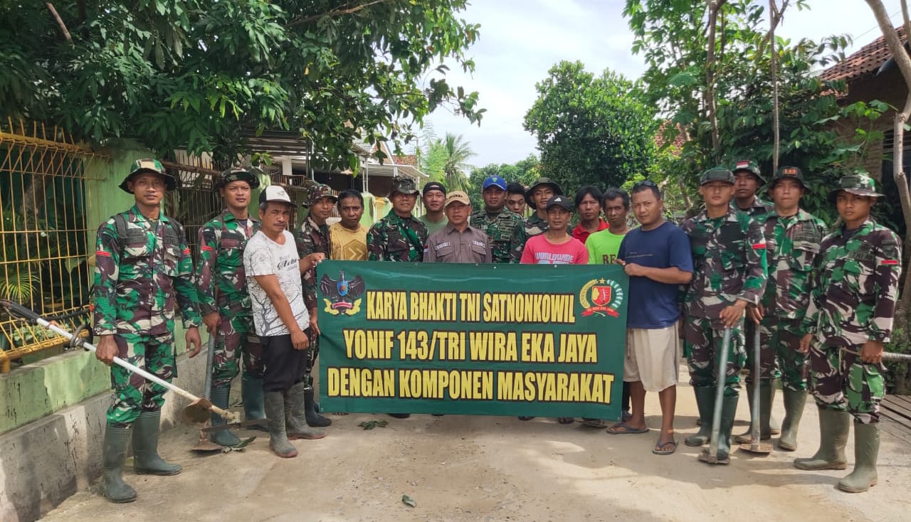 Prajurit TNI AD Batalion Infantri 143 / TWEJ Melaksanakan Karya Bakti Bersama Masyarakat di Desa Haduyang