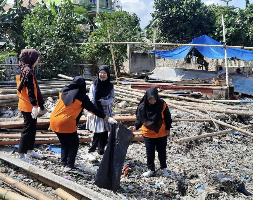 DLH Sikat Bersih Pantai Rangai di Hari Lingkungan Hidup Sedunia