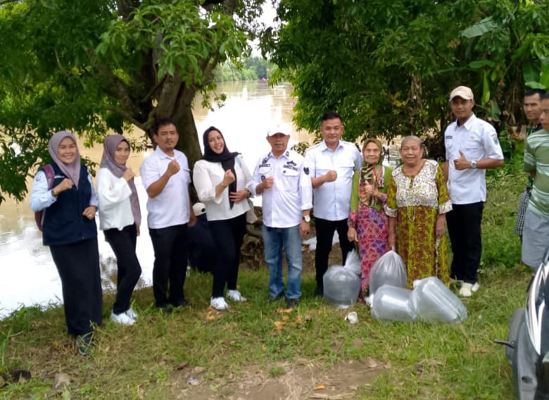 Dinas Perikanan Lamsel Lakukan Restocking Ikan Nila di Sungai Sekampung Desa Haduyang