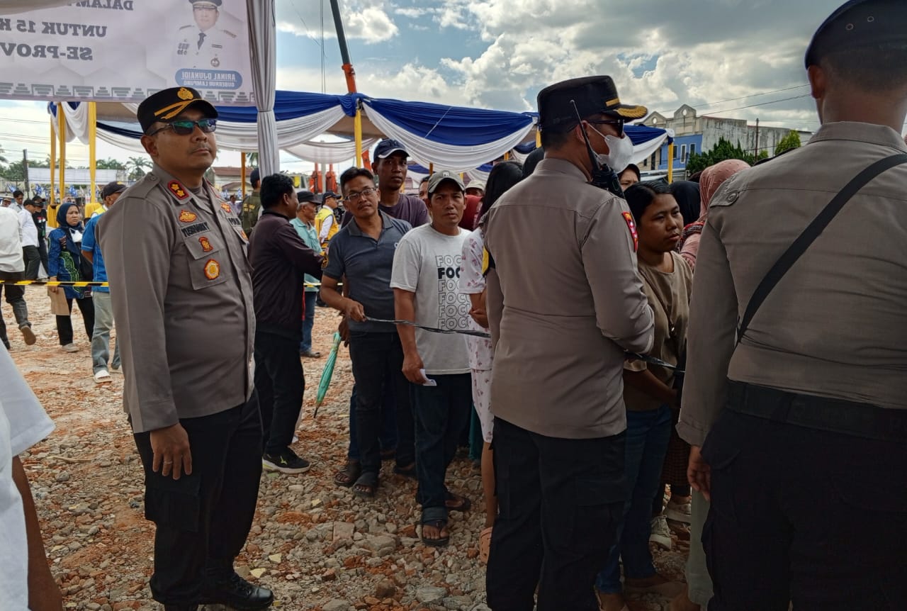 Momen Kapolres Lampung Selatan Jaga Emak-emak Bagi Beras Gratis Dari Mendag Zulhas 