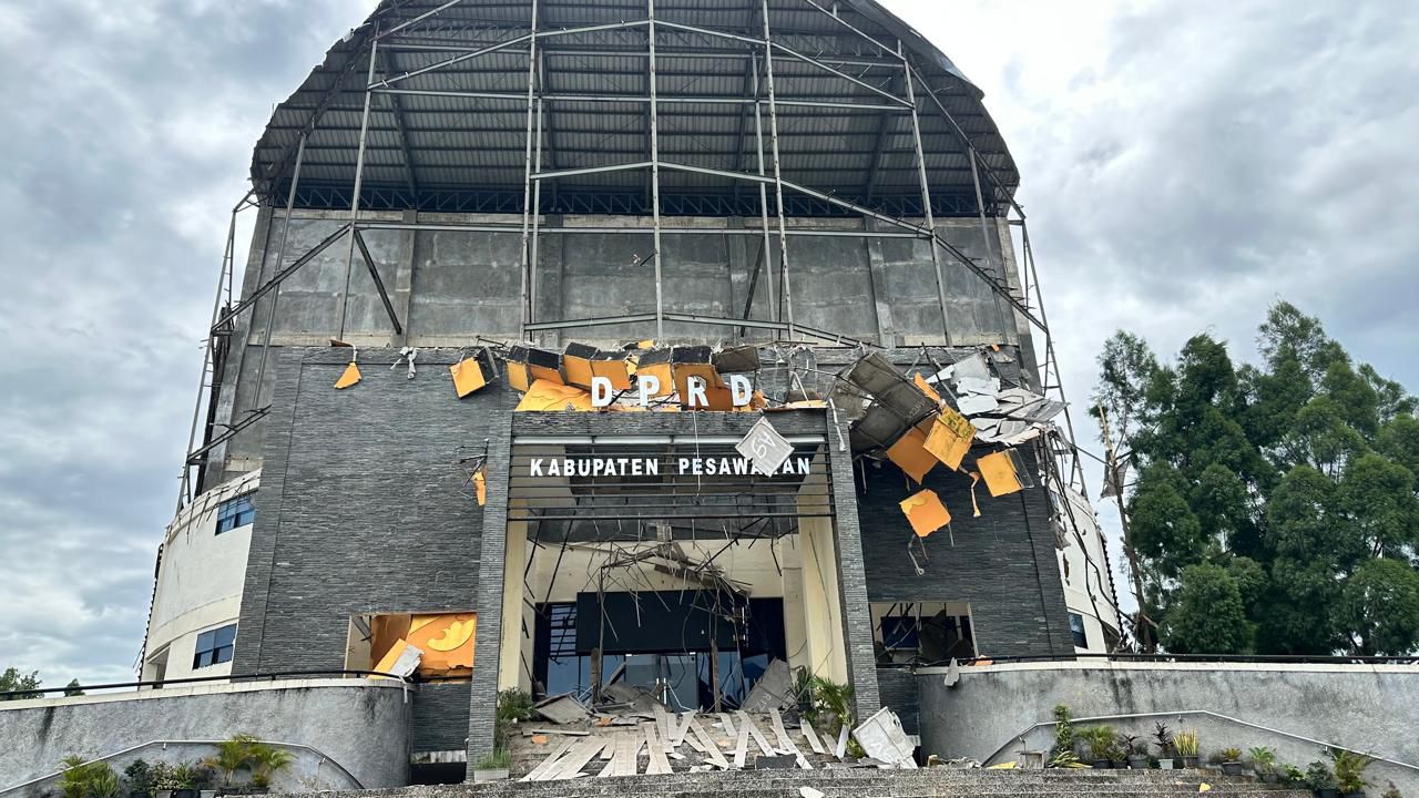 Atap Gedung DPRD Pesawaran Ambruk, Satu Anggota Satpol PP Terluka