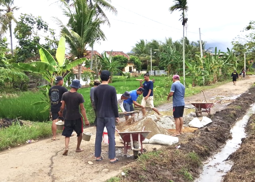 Semangat Gotong Royong, Warga RT 01 Simpur Permai Tambal Jalan Berlubang