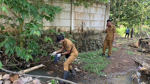 DLH Ambil Sampel Air yang Tercemar Limbah