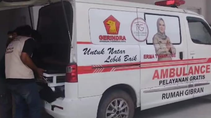 Rumah Gibran dan Erma Yusneli Lakukan Pogging di Desa-desa, Sumbangkan Dua Mobil Ambulan Untuk Masyarakat 