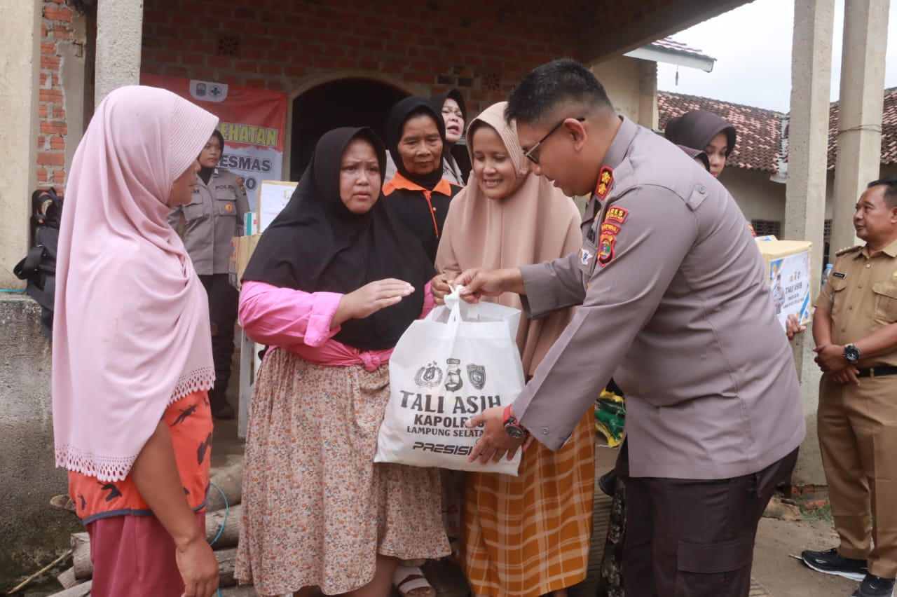 Polres Lampung Selatan dan Bhayangkari Salurkan Bansos Korban Banjir di Kecamatan Candipuro 