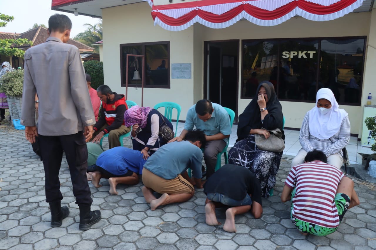 Terjaring Patroli Bawa Sajam, Enam Remaja Sujud Kepada Orang Tua