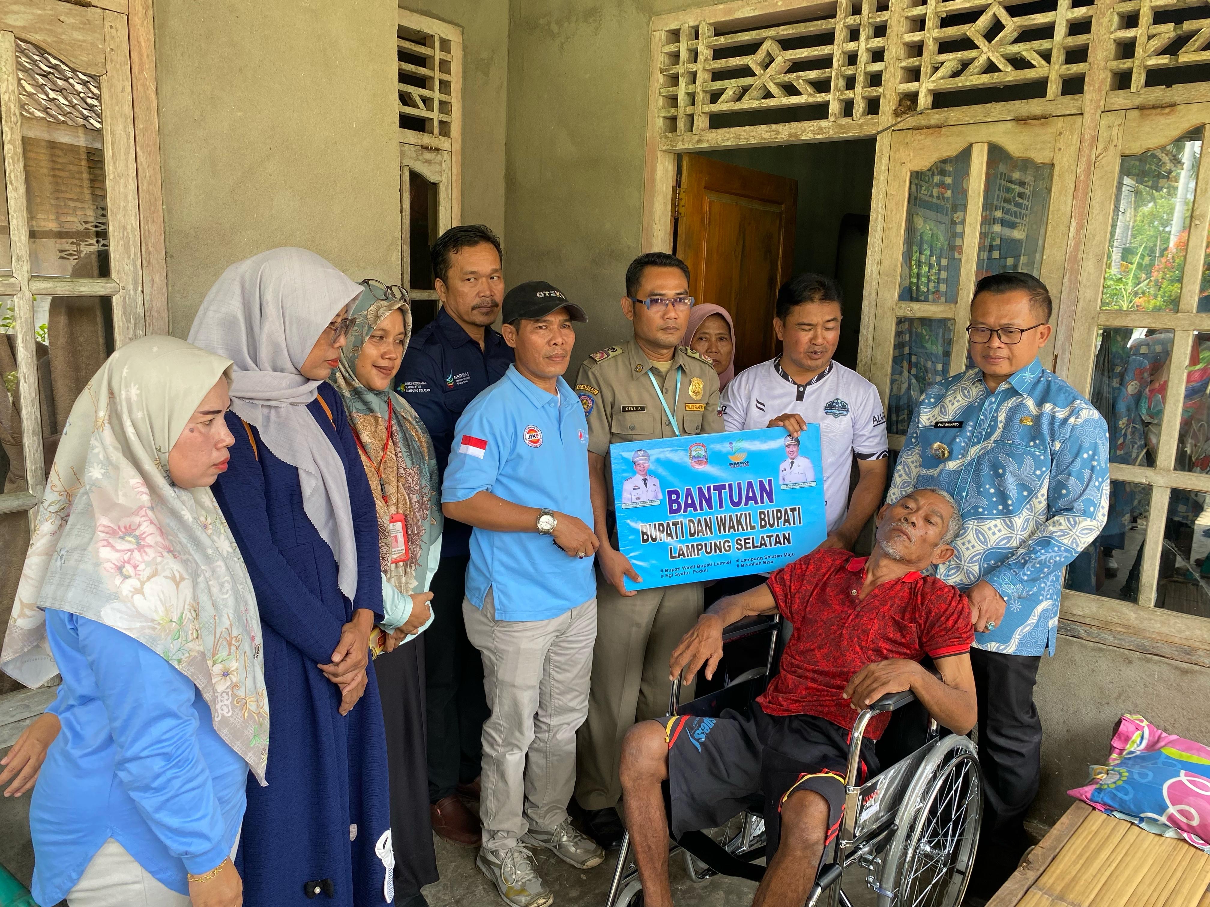 Bupati Egi Beri Bantuan Kursi Roda Kepada Dua Pasien Lumpuh di Desa Pematangpasir
