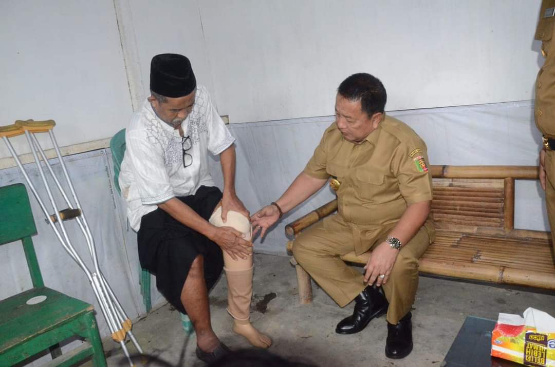 Gubernur Lampung Beri Bantuan Kaki Palsu dan Paket Sembako di Kecamatan Natar