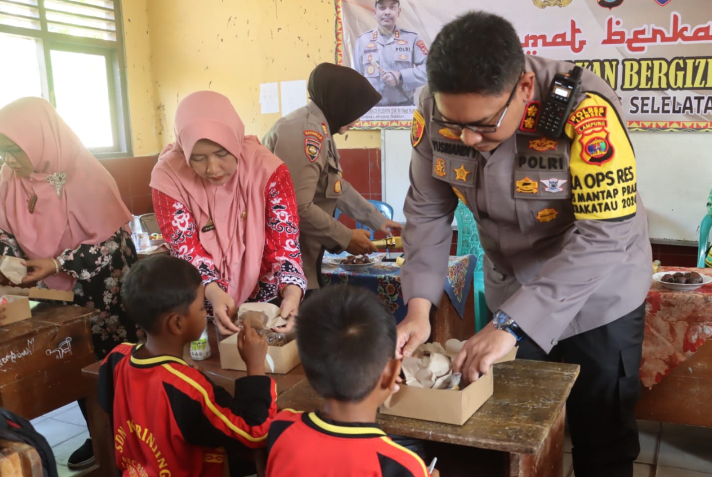 Polres Lampung Selatan Gelar Kegiatan Bagikan Makan Bergizi Untuk SDN Kerinjing 