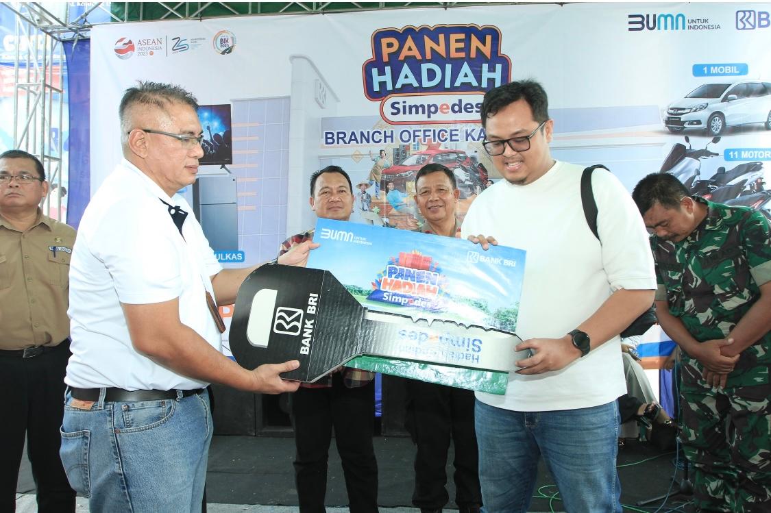 Imam Boyong Mobil Hadiah Simpedes BRI