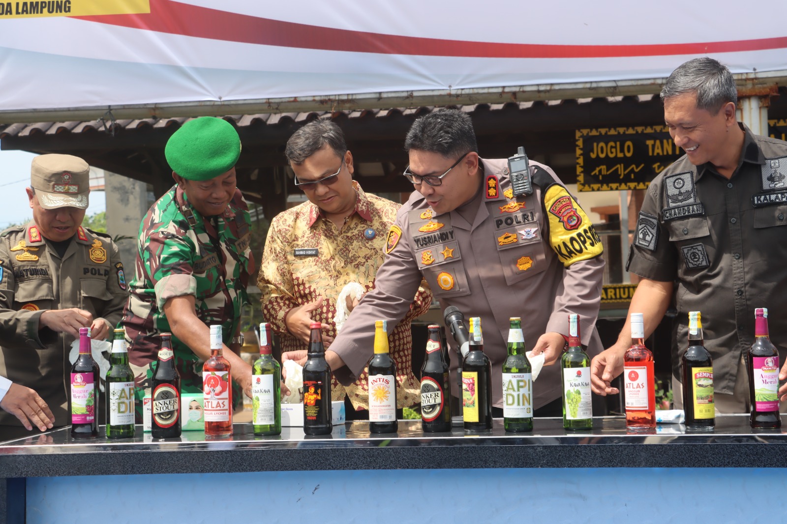 Jelang Malam Pergantian Tahun, Polres Lampung Musnahkan Ratusan Botol Minuman Keras 