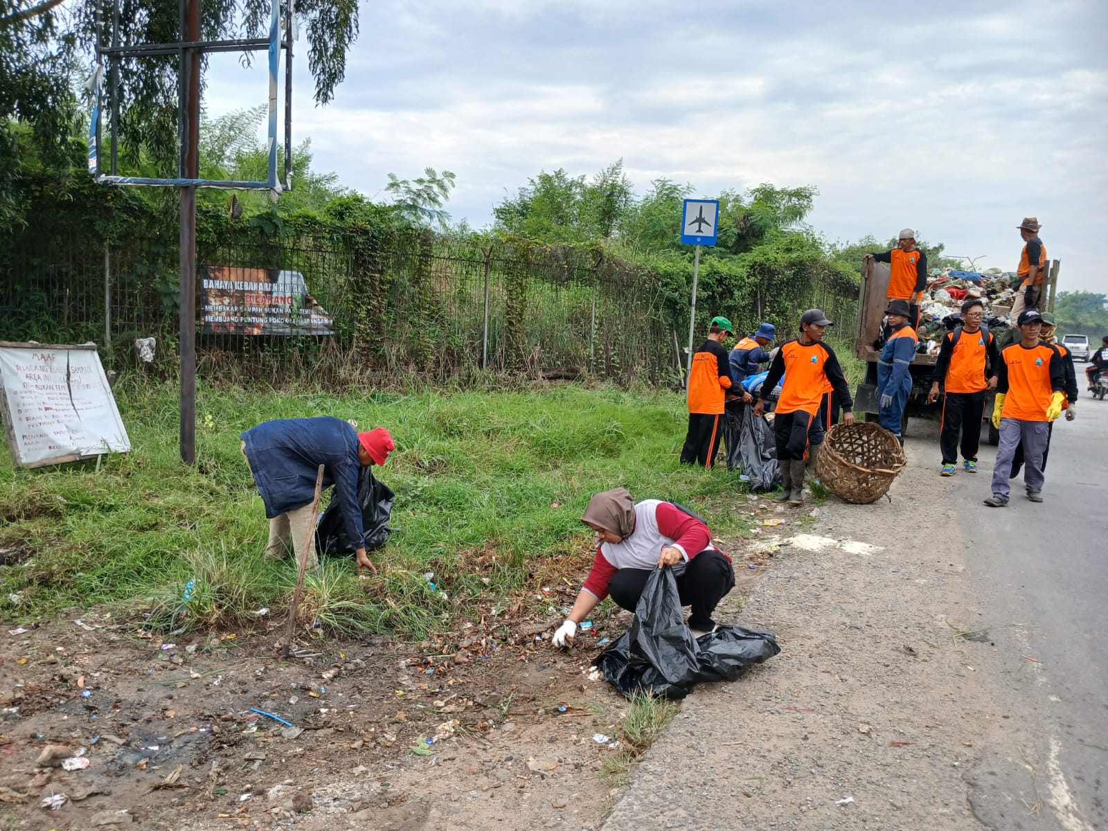 Bersama UPTD Pengelolaan Sampah Camat Bersihkan Tumpukan Sampah di Pinggir Jalinsum Natar