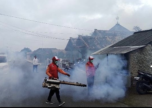 Pemdes Tajimalela Gandeng Puskesmas Way Urang Fogging di Lingkungan Dusun