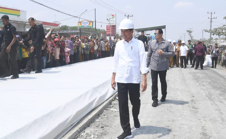 Tinjau Proyek Jalan di Lampung Tengah, Presiden Jokowi Berharap Desember Rampung Dikerjakan