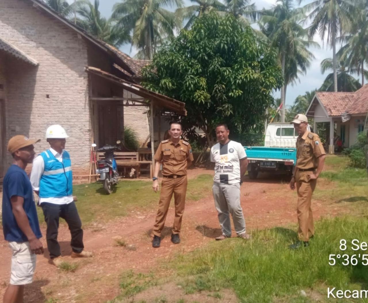 Respons Cepat Permohonan Warga, Kabag SDA Survei Jaringan Listrik Baru di Desa Suak