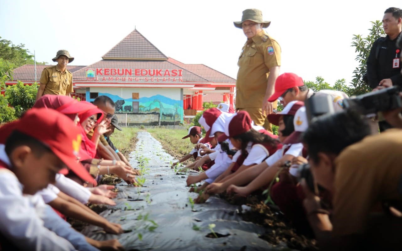 Bupati Kampanyekan Laku Menanam Sejak Dini