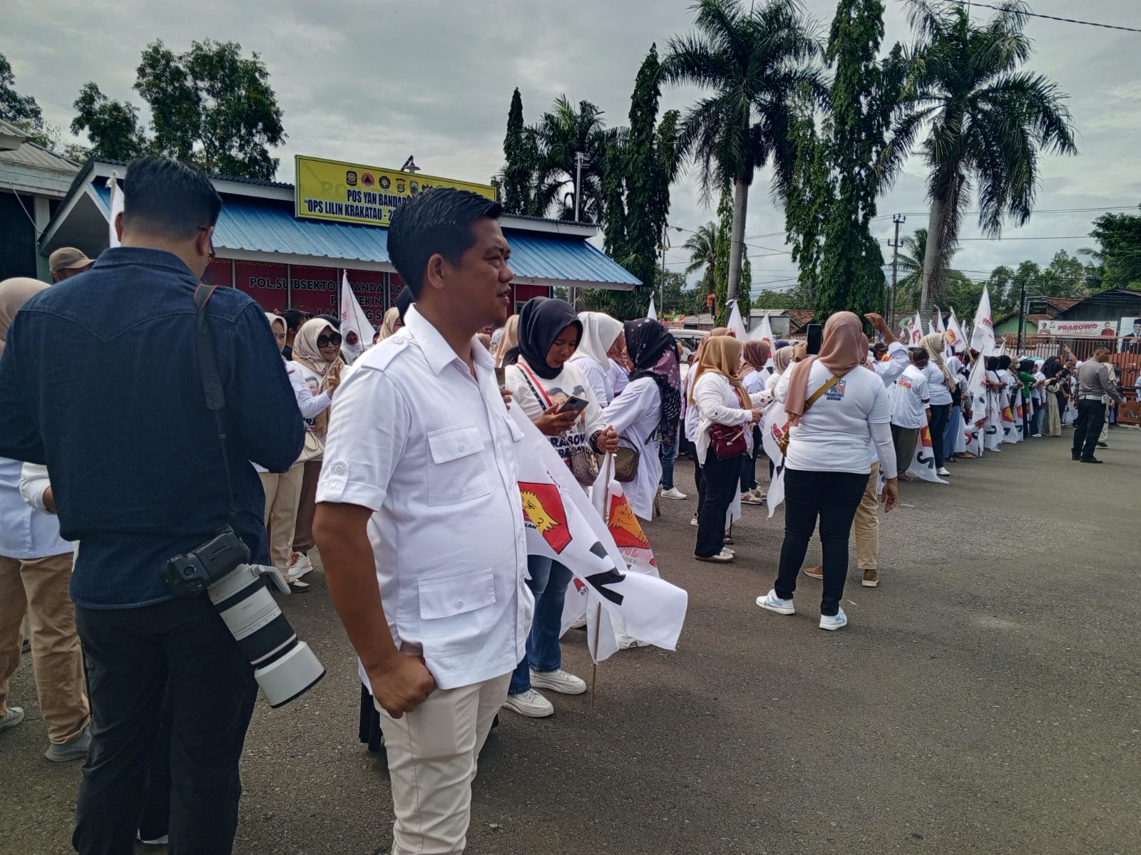Prabowo ke Lampung Disambut Ribuan Pendukungnya di Bandara Radin Inten II 