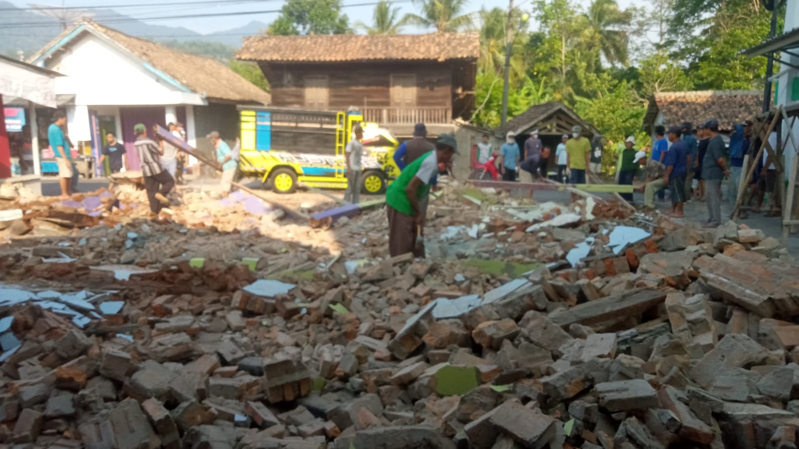 Kades Gayam Wakafkan Tanah Untuk Lahan Parkir Masjid Al-Jamiah